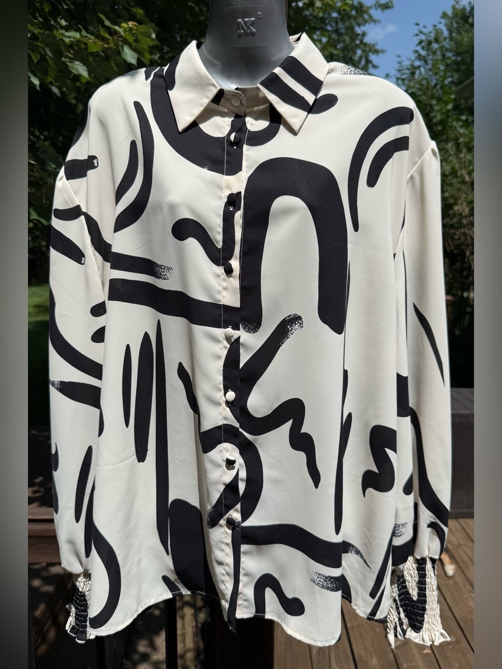 Black Ivory Abstract Print Button Down Blouse Size XL Long Sleeve Smocked Cuffs - Picture 3 of 11